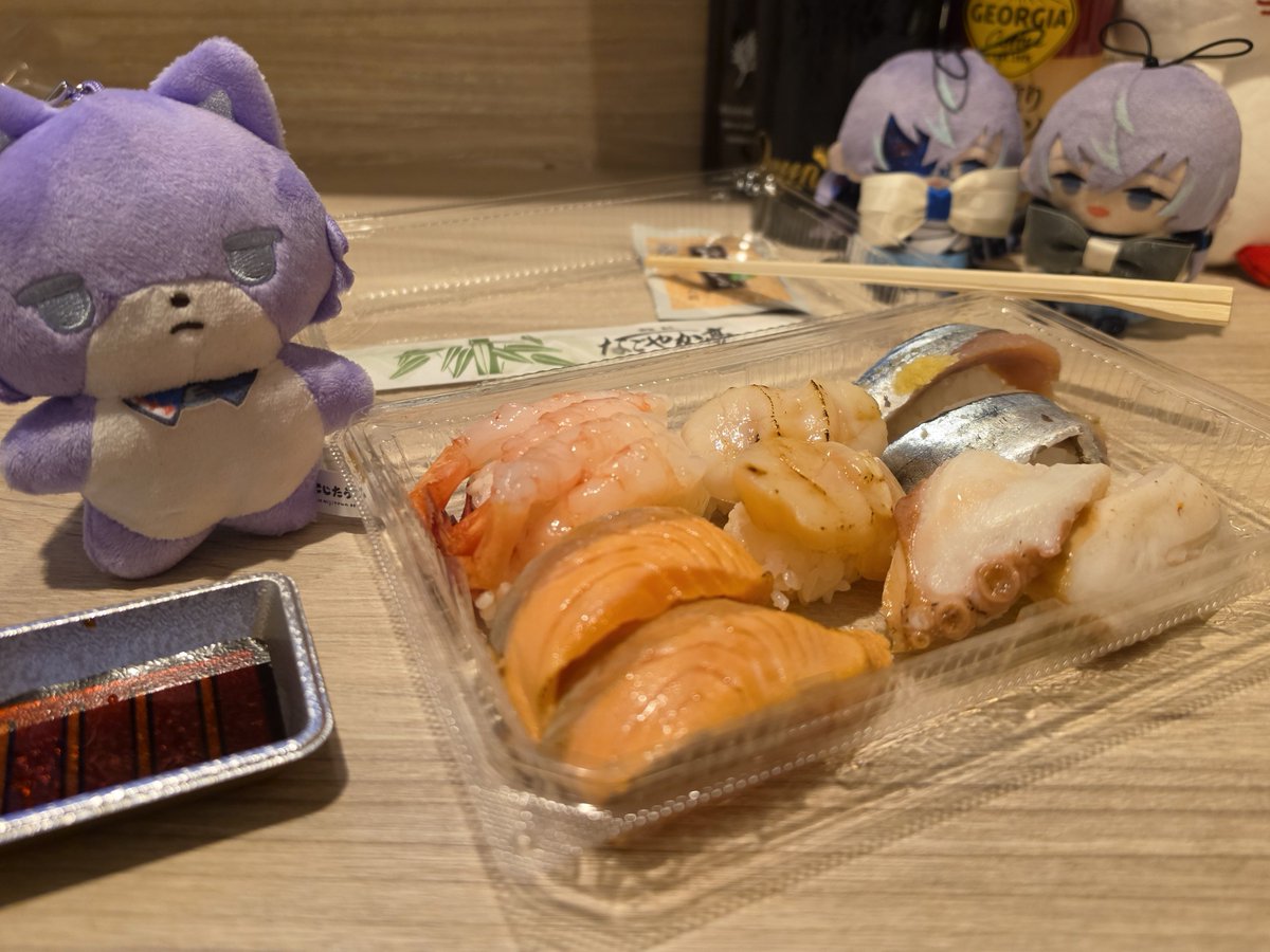 terarauni's tweet photo. ホテルの部屋で食べる寿司美味い https://t.co/gjH6cBx7XY