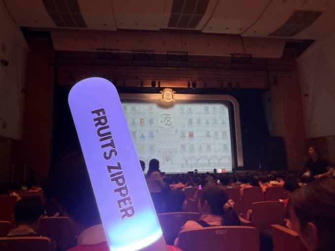 The post mentions Furuppa, which is likely shortened from "Fruits Zapper," the text visible on a glowing light stick held at what appears to be a Fruits Zapper concert or fan event in an auditorium.