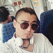 kutka18's tweet photo. Teď v říjnu uplyne už deset let od brutálního znásilnění a vraždy německé studentky Marie Ladenburgerové afghánským migrantem. Stalo se to v noci z 15. na 16. října ve Freiburgu, kde Maria studovala medicínu. Po půlnoci se vracela ze studentské párty domů. Jela na kole podél řeky Dreisam. Tam na ni skočil Hussein Khavari, chytil její kolo za řidítka a shodil ji na zem. Zacpal jí ústa a škrtil ji rukama a šálou tak dlouho, až upadla do bezvědomí. Pak ji znásilnil. Několikrát a velmi brutálně. Nakonec ji odtáhl do řeky a položil tak, aby měla nos a ústa pod vodou. Maria se utopila. Případ tehdy vyvolal velkou pozornost, protože Maria jako dobrovolnice pomáhala uprchlíkům a její otec byl vysoce postaveným úředníkem v Evropské unii. Jenže tím to nekončí. Případ je jasnou ukázkou toho, jak povolení stavidel a umožnění nekontrolované migrace vedou k fatálním následkům, které se těžko zvládají, a jak naprosto selhává azylový a migrační systém v Evropě.
Čtěte proč…
Hussein Khavari do Německa přišel během migrační krize roku 2015. Bylo to poté, co Angela Merkelová prohlásila „Společně to zvládneme“ a otevřela německé hranice běžencům. Samozřejmě to odnesly i ostatní země, zejména Řecko, protože většina lidí tehdy připlouvala na člunech z Turecka.
Stejně tak do Řecka připlul i Khavari. Jenže sotva se Khavari dostal do Řecka, tak málem zavraždil ženu. Na ostrově Korfu brutálně napadl mladou ženu, okradl ji a shodil ze srázu. Byla těžce zraněna, ale přežila. Řecký soud ho poslal na deset let do vězení. Shodil ji totiž z útesu. Žena byla velmi těžce zraněna, ale přežila. Khavari byl řeckými soudy odsouzen na deset let. Jenže řecká vězení v té době praskala ve švech, Řekové nápor migrantů nezvládali, nebyli na to připraveni, a tak se stalo, že Khavariho z vězení propustili za dobré chování a jaksi „zapomněli“ informovat Interpol. Khavari si tak v pohodě dojel do Německa, kde ze sebe udělal chudáka afghánského mladíka, kterému není ještě ani 18 a je sám. Německé úřady mu tak našly pěstounskou rodinu, kde bydlel. Ano, tenkrát to ještě část Němců chtěla společně zvládnout a zapojila se všemožně do pomoci příchozím. Německé úřady neprověřovaly ani věk, ani další reálie, které běženci hlásili. U Khavariho se později ukázalo, že do Řecka přišel z Íránu a ve skutečnosti mu bylo minimálně o pět let více, než tvrdil.
A pak už příběh známe… Jeho další obětí se stala nevinná Maria. Khavari byl odsouzen na doživotí a němečtí daňoví poplatníci budou celý jeho život platit jeho jídlo, bydlení, zdravotní péči a ostrahu.
Jenže Maria je také příběhem evropského systému, který selhal.
Evropa nebyla na masovou migraci roku 2015 připravena. Selhávala registrace. Selhávalo ověřování identity a věku. Selhávala výměna informací mezi státy. Řecko a Itálie byly pod obrovským tlakem a schengenský systém nebyl postavený na statisíce lidí pohybujících se během krátké doby přes několik států.
A pak přišla Angela Merkelová.
V září 2015 její vláda rozhodla nezavřít německou hranici lidem mířícím přes Rakousko z Maďarska. Z humanitárního rozhodnutí se stal symbol celé jedné éry.
„Wir schaffen das.“ Zvládneme to.
Jenže dnes je fér položit jinou otázku. Co přesně jsme zvládli? A co nezvládli? A je vůbec možné zvládnout obrovské množství lidí, o nichž vůbec nic nevíme? Osobně jsem viděla spousty roztrhaných pasů a dokladů na řecko-makedonské hranici. Protože bylo výhodnější vymýšlet si novou identitu včetně jména a věku, protože to šlo a procházelo. A všichni to věděli.
Maria nebyla sama
Patnáctiletá Mia Valentinová byla v roce 2017 ubodána v Kandelu. Sedmnáctiletá Mireille byla v roce 2018 ubodána ve Flensburgu. Čtrnáctiletá Susanna Feldmannová byla téhož roku znásilněna a zavražděna ve Wiesbadenu.
Každý z těch případů byl jiný. U Mii a Mireille šlo o násilí v předchozím partnerském vztahu. Maria svého vraha neznala. Susanna byla obětí sexuálního násilí a vraždy.
Spojoval je ale jeden fakt: jejich vrazi přišli do Německa jako žadatelé o azyl či uprchlíci.
Čtyři mrtvé dívky samozřejmě nejsou statistika. A čtyři vrazi nereprezentují miliony lidí, kteří do Německa přišli a nikdy žádný trestný čin nespáchali.
Statistiky mluví jasnou řeči
Německý Bundeskriminalamt dnes otevřeně říká, že migrace má na kriminalitu dopad. Současně upozorňuje, že mezi migranty je nadprůměrný podíl mladých mužů – skupiny, která páchá více trestné činnosti obecně – a že kriminalitu ovlivňují také chudoba, bydlení, vzdělání a neúspěšná integrace.
To všechno je pravda.
Stejně jako je pravda, že stát má právo rozhodovat, koho pustí na své území. Má povinnost zjistit, pokud je to možné, kdo přichází. Má chránit lidi, kteří v něm už žijí. A pokud přijme statisíce lidí rychleji, než je dokáže registrovat, prověřovat, ubytovat a integrovat, není to jen humanitární politika. Je to bezpečnostní experiment.
A jeho případné následky nenesou politici jako Merkelová. Nesou je konkrétní lidé.
Maria. Mia. Mireille. Susanna. A další.
Proto by bylo chybou redukovat kritiku migrační politiky na jednoduchou volbu mezi „vítejte všichni“ a „cizinci jsou nebezpeční“.
To není podstata problému. Podstatou je kontrola. A tu Evropa v roce 2015 na mnoha místech ztratila. A Angela Merkelová se stala politickou tváří rozhodnutí, že Německo tuto situaci zvládne.
Dnes vidíme také politický účet.
AfD vznikla ještě před migrační krizí jako euroskeptická strana. Teprve později z ní migrace udělala jedno z hlavních témat. V roce 2025 získala v celoněmeckých volbách přes 20 procent hlasů a skončila druhá. V roce 2026 její síla dál roste.
Nelze tvrdit, že AfD vytvořila Angela Merkelová. Nelze ani tvrdit, že každý její volič hlasuje kvůli migraci. Německo řeší ekonomickou stagnaci, ceny energií, válku na Ukrajině, nedůvěru v tradiční politiku i hluboké rozdíly mezi východem a západem.
Ale stejně absurdní by bylo předstírat, že migrační politika posledního desetiletí s růstem AfD nemá nic společného. Má, a všichni to vědí.
A tady přichází druhá část dědictví Angely Merkelové. Rusko.
Zatímco její vlády přesvědčovaly Němce, že zvládnou migraci, zároveň dál stavěly německý ekonomický model na levné energii z Ruska. Nord Stream nebyl jen plynovod; byl symbolem přesvědčení, že s Vladimirem Putinem lze obchodovat, vydělávat a geopolitiku nechat někde stranou.
Pak Rusko napadlo Ukrajinu. Nord Stream byl vyhozen do hlubin moře, levný ruský plyn zmizel a Německo zjistilo, jak hlubokou závislost si vybudovalo.
Politické dědictví Merkelové
A teď přichází další paradox.
Z problémů, které se nahromadily během předchozí dekády, politicky těží AfD – strana tvrdě protiimigrační a zároveň vstřícná k obnovení vztahů s Moskvou. Kreml dnes její snahu o dialog veřejně vítá.
Nekontrolovaná migrace není totéž co migrace. Uprchlík není synonymum pro zločince. A Merkelová samozřejmě nezavraždila Marii Ladenburgerovou.
Ale politická odpovědnost neznamená, že politik držel nůž nebo někoho strčil do řeky. Znamená odpovědnost za systém, který vytvářel, za rizika, která podcenil, a za varování, která odmítal slyšet.
Hussein Khavari byl za vraždu Marie odsouzen na doživotí. Angela Merkelová před žádným soudem nestojí. A ani není důvod zaměňovat politickou odpovědnost za trestní.
Existuje ale ještě jeden soud. A to soud nad politickým dědictvím.
A otázka, kterou si Německo musí položit, nezní: Kdo zabil Marii?
Ale jak se mohlo stát, že člověk, který už v jedné zemi Evropské unie brutálně napadl mladou ženu, prošel Evropou, vstoupil do Německa pod problematickou identitou a dostal příležitost zaútočit znovu?
A kdo za tohle selhání převzal politickou odpovědnost?
„Wir schaffen das“ nebyl jen slogan. Byl to politický slib. A politické sliby mají mít také politickou odpovědnost. Po jedenácti letech je čas vystavit účet.
Dezinformace jsou zdarma. Kvalitní novinařina je často za paywallem. My jsme platební bránu zrušily. Otevřely jsme Reportérky všem. Jsme reportérky s odvahou, ale hledáme Spojence. Přidejte se k nám a podpořte naši práci na Doniu https://t.co/48DFwuFrcc
Nebo se staňte naším Spojencem v klubu https://t.co/IROUib36MF
Sledovat nás můžete i na platformě HeroHero nebo na YouTube Reportérky https://t.co/TZJAmDRlUM