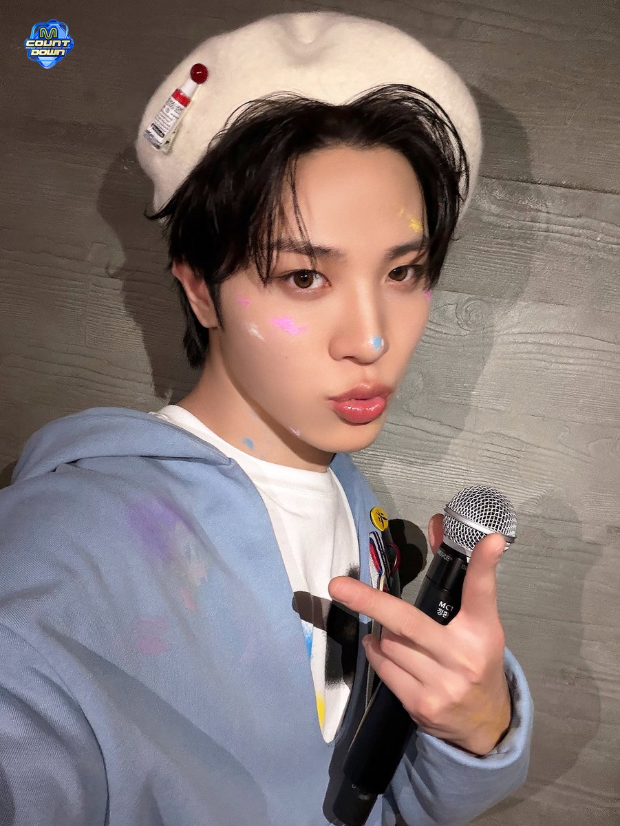 MnetMcountdown's tweet photo. 📢 이번 주 MC 의상 컨셉은! 🕵️🕵️

MC석에 방청 오시는 팬분들도! 안방 1열의 팬분들도!
🕵️🕵️으로 드레스코드를 완성해 주세요!

⚠️ 드레스코드는 권장 사항으로 필수가 아닙니다 ⚠️

#엠카운트다운 #MCOUNTDOWN https://t.co/BqZoBjXerA