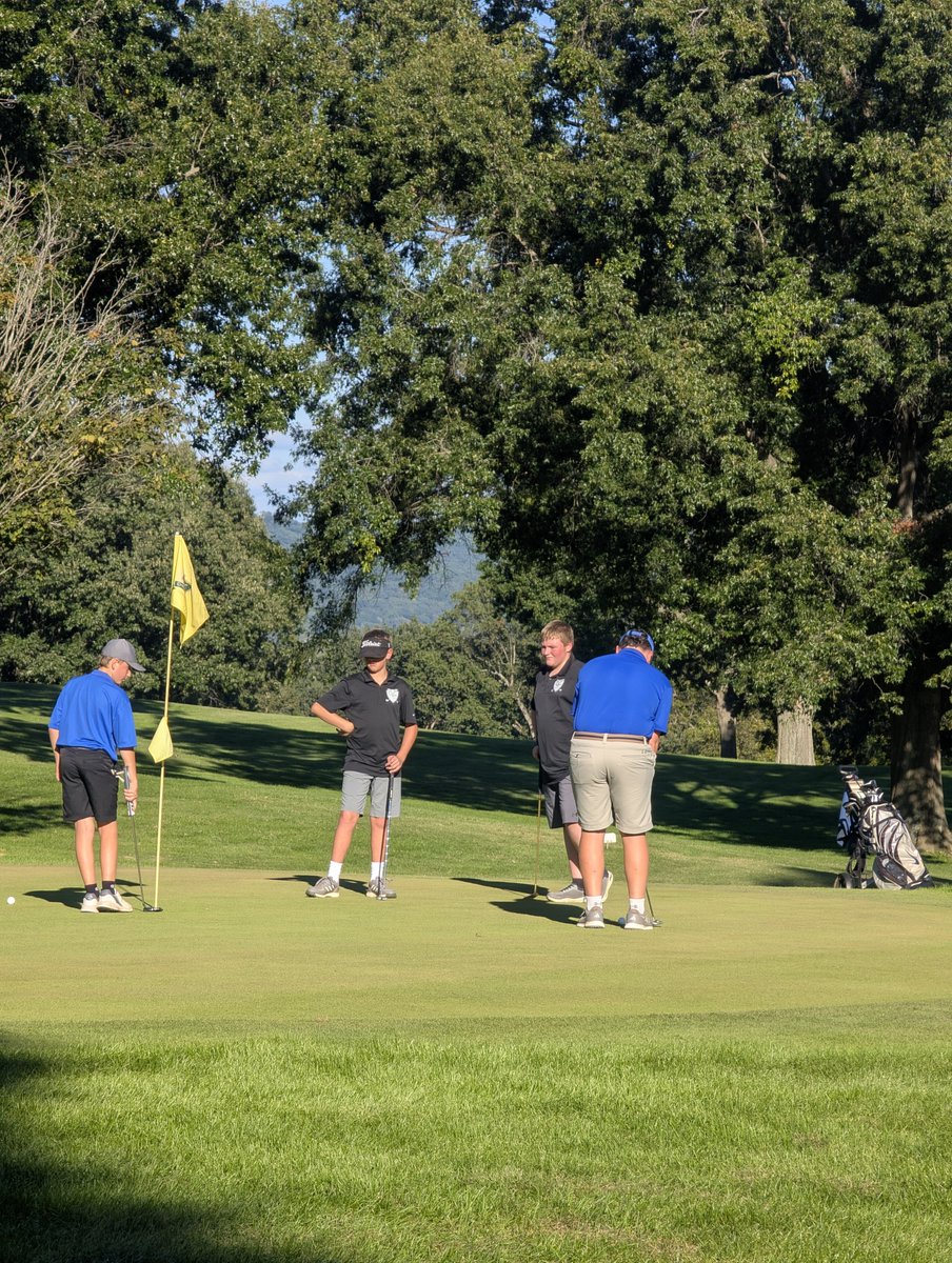 Mikey_Athlete's tweet photo. Cavs Middle School Golf Team with the W! ⛳ https://t.co/m1kphTNBcS