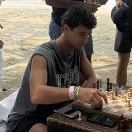 ForSushiiiii's tweet photo. essa foto mudou o rumo da minha vida obrigada george russell https://t.co/pzwrOSjj2W