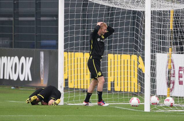 westfa11ia's tweet photo. oh hell no look at my goalkeeper we're going to concede 10. https://t.co/gdHNo9oDEd