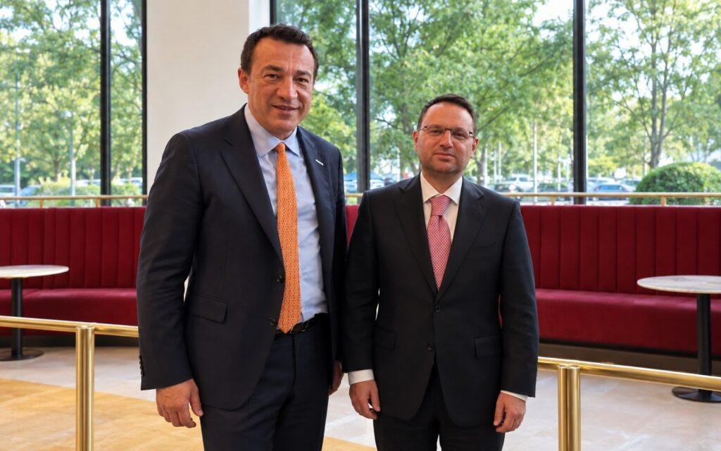 SaatOldu009's tweet photo. Fon soruşturmasında aranan Bilal Çalışkan'ın, Erdoğan'ın ABD ziyaretinde Akın Gürlek’le buluşup fotoğraf çektirdiği anlaşılalı birkaç saat oldu https://t.co/j5YA3JJ9D2