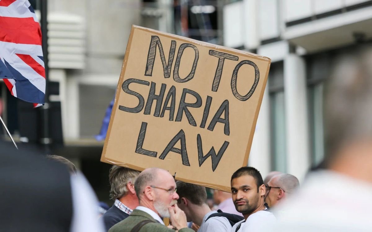 MelG_Gibson's tweet photo. 🇺🇸 BE HONEST: Conservatives are pushing legislation to restrict the use of Sharia or religious law where it conflicts with the U.S. Constitution. Would you support these efforts? 

🅰️ YES 👍
🅱️ NO 👎

WHAT’S YOUR TAKE? 👇 https://t.co/vZ5vNwq0Sk