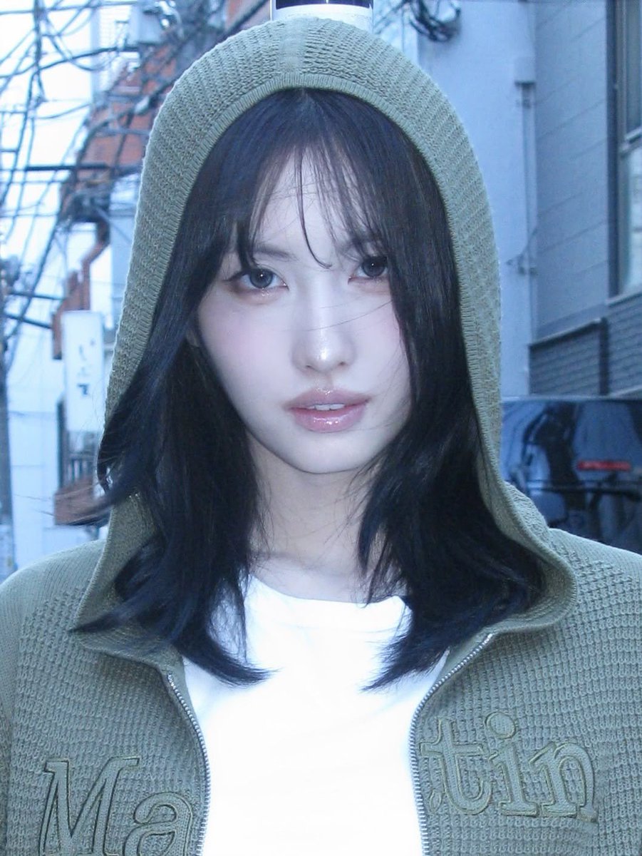 TwiceChartDatas's tweet photo. MOMO received the Silver Award for surpassing 1M followers on TikTok. https://t.co/sVy5O9IKMs