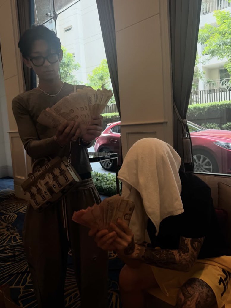 fall197856i's tweet photo. #mood 🤑💸💸 https://t.co/vWxpPKOu1s