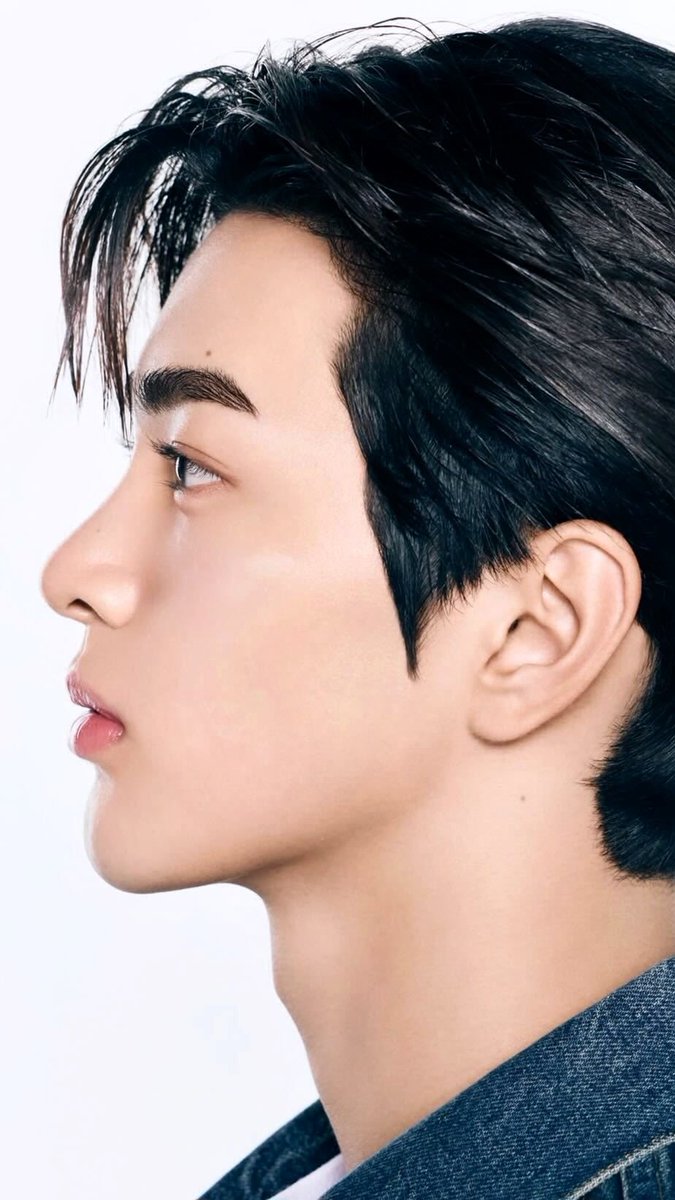 isawkono's tweet photo. #keonho's side profile was carved by the gods. https://t.co/JxMld2Ewjk