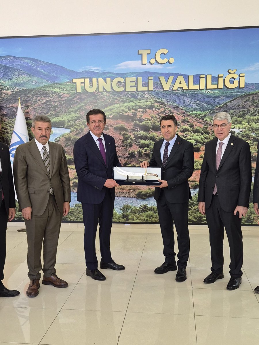 ZeybekciNihat's tweet photo. 📍 Tunceli Valiliği

Türkiye Yüzyılı Buluşmalarımız kapsamında Tunceli Valiliğimizi ziyaret ettik.

Sayın Valimize misafirperverliği ve şehrimize sunduğu hizmetler için teşekkür ediyor, çalışmalarında başarılar diliyorum. https://t.co/hz4ZO8CCig