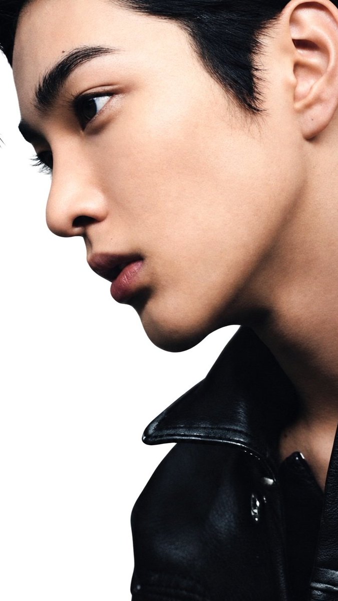 isawkono's tweet photo. #keonho's side profile was carved by the gods. https://t.co/JxMld2Ewjk