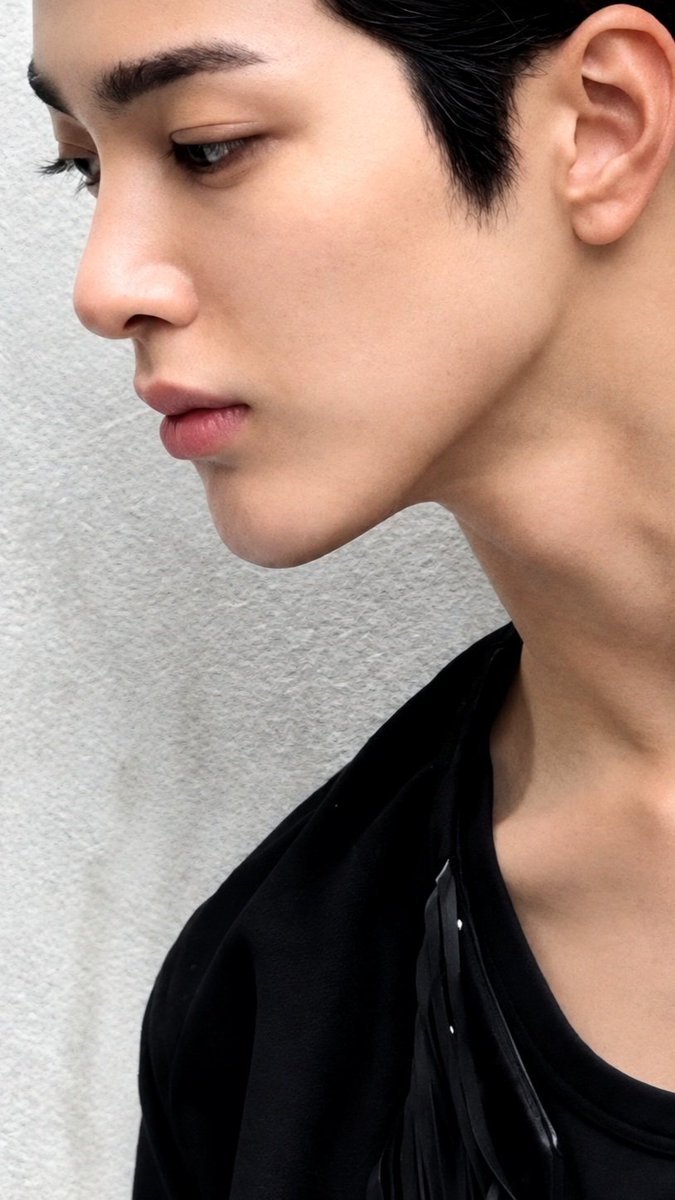 isawkono's tweet photo. #keonho's side profile was carved by the gods. https://t.co/JxMld2Ewjk