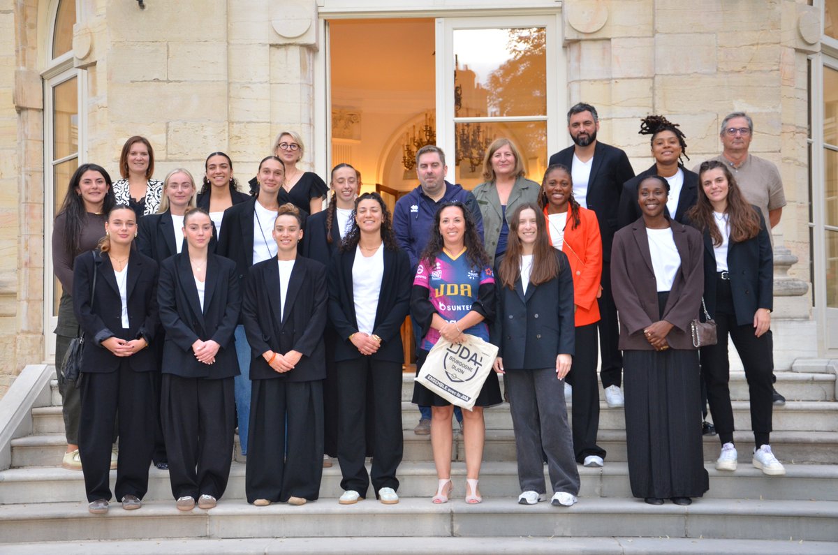 Prefet21_BFC's tweet photo. 🏆 Le sport féminin, un moteur pour le territoire !

À la Préfecture de la Côte-d’Or, la préfète Violaine Démaret a reçu mardi soir les joueuses de la @jdadijonhand, pour célébrer leur victoire en Final Cup en mai dernier.

Cette rencontre a également réuni sportives, dirigeantes, clubs professionnels et amateurs, représentants du mouvement sportif, collectivités et acteurs économiques autour d’un même objectif : faire du sport féminin un levier de confiance, de leadership et d’avenir pour la Côte-d’Or.

💬 Deux temps d’échanges ont permis de partager des expériences et des initiatives autour :
➡️ du sport comme facteur de confiance et d’émancipation, et de l’importance des rôles modèles pour les jeunes générations ;
➡️ des différentes façons d’investir dans le sport féminin : financement, visibilité, mentorat, réseaux, compétences, accompagnement des clubs et opportunités professionnelles.

Après l’accueil du Tour de France Femmes en Côte-d’Or et dans la dynamique engagée depuis les Jeux de Paris 2024, cette rencontre illustre la volonté de faire grandir durablement la place des femmes dans le sport, sur les terrains comme dans les responsabilités.

👏 Félicitations à la JDA Dijon Handball pour son parcours et merci à l’ensemble des acteurs mobilisés pour faire avancer le sport féminin sur le territoire !
