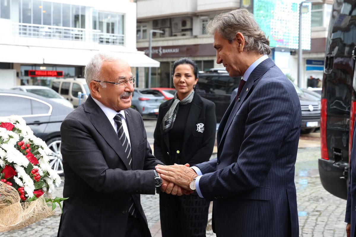 mhilmiguler's tweet photo. AK Parti Yerel Yönetimler Başkanımız Sayın Mustafa Demir’i, Türkiye Yüzyılı Buluşmaları kapsamında Büyükşehir Belediyemizde misafir ettik.

Ordu’muz için bugüne kadar yaptıklarımızı, devam eden çalışmalarımızı ve önümüzdeki döneme ilişkin projelerimizi kendileriyle paylaştık.

Sayın Başkanımızın Ordu’da ortaya koyduğumuz çalışmalara gösterdiği yakın ilgi ve geleceğe dönük projelerimize verdiği destek bizleri memnun etti.

Bizim derdimiz Ordu, hedefimiz daha güçlü bir Ordu. Bu anlayışla durmadan, yorulmadan çalışmaya devam ediyoruz.

Gün boyunca Sayın Başkanımızla birlikte şehrimizin farklı noktalarında hemşehrilerimizle bir araya gelecek, Ordu’muzu ve Türkiye Yüzyılı hedeflerimizi konuşacağız.

Sayın Mustafa Demir’e nazik ziyaretleri ve Ordu’muza gösterdikleri yakın ilgi için teşekkür ediyor, şehrimize hoş geldiniz diyorum.