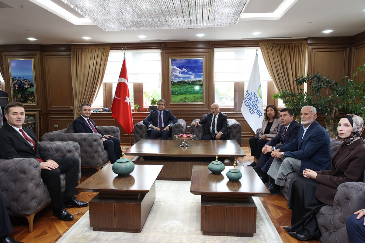 mhilmiguler's tweet photo. AK Parti Yerel Yönetimler Başkanımız Sayın Mustafa Demir’i, Türkiye Yüzyılı Buluşmaları kapsamında Büyükşehir Belediyemizde misafir ettik.

Ordu’muz için bugüne kadar yaptıklarımızı, devam eden çalışmalarımızı ve önümüzdeki döneme ilişkin projelerimizi kendileriyle paylaştık.

Sayın Başkanımızın Ordu’da ortaya koyduğumuz çalışmalara gösterdiği yakın ilgi ve geleceğe dönük projelerimize verdiği destek bizleri memnun etti.

Bizim derdimiz Ordu, hedefimiz daha güçlü bir Ordu. Bu anlayışla durmadan, yorulmadan çalışmaya devam ediyoruz.

Gün boyunca Sayın Başkanımızla birlikte şehrimizin farklı noktalarında hemşehrilerimizle bir araya gelecek, Ordu’muzu ve Türkiye Yüzyılı hedeflerimizi konuşacağız.

Sayın Mustafa Demir’e nazik ziyaretleri ve Ordu’muza gösterdikleri yakın ilgi için teşekkür ediyor, şehrimize hoş geldiniz diyorum.