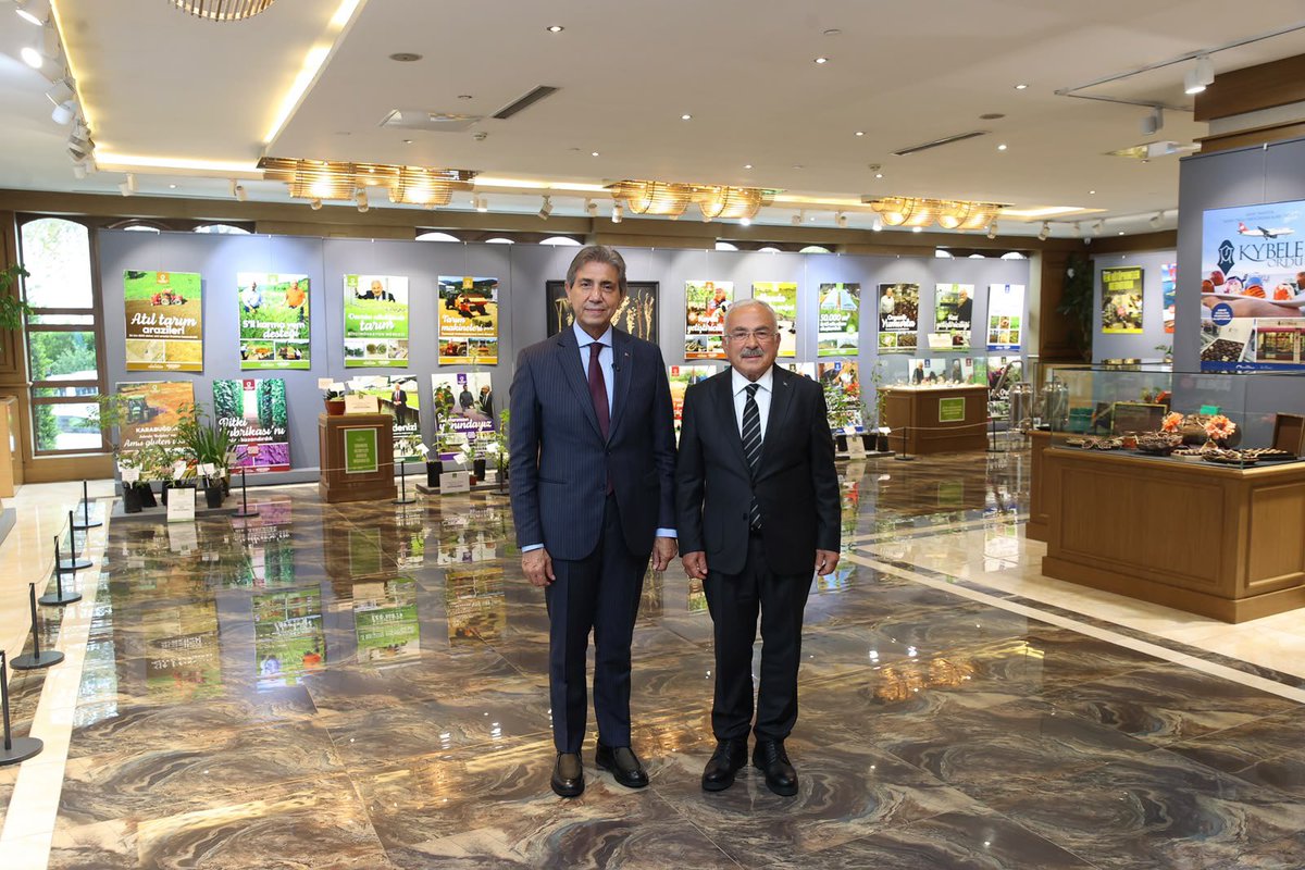 mhilmiguler's tweet photo. AK Parti Yerel Yönetimler Başkanımız Sayın Mustafa Demir’i, Türkiye Yüzyılı Buluşmaları kapsamında Büyükşehir Belediyemizde misafir ettik.

Ordu’muz için bugüne kadar yaptıklarımızı, devam eden çalışmalarımızı ve önümüzdeki döneme ilişkin projelerimizi kendileriyle paylaştık.

Sayın Başkanımızın Ordu’da ortaya koyduğumuz çalışmalara gösterdiği yakın ilgi ve geleceğe dönük projelerimize verdiği destek bizleri memnun etti.

Bizim derdimiz Ordu, hedefimiz daha güçlü bir Ordu. Bu anlayışla durmadan, yorulmadan çalışmaya devam ediyoruz.

Gün boyunca Sayın Başkanımızla birlikte şehrimizin farklı noktalarında hemşehrilerimizle bir araya gelecek, Ordu’muzu ve Türkiye Yüzyılı hedeflerimizi konuşacağız.

Sayın Mustafa Demir’e nazik ziyaretleri ve Ordu’muza gösterdikleri yakın ilgi için teşekkür ediyor, şehrimize hoş geldiniz diyorum.