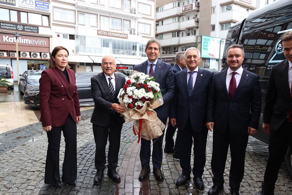mhilmiguler's tweet photo. AK Parti Yerel Yönetimler Başkanımız Sayın Mustafa Demir’i, Türkiye Yüzyılı Buluşmaları kapsamında Büyükşehir Belediyemizde misafir ettik.

Ordu’muz için bugüne kadar yaptıklarımızı, devam eden çalışmalarımızı ve önümüzdeki döneme ilişkin projelerimizi kendileriyle paylaştık.

Sayın Başkanımızın Ordu’da ortaya koyduğumuz çalışmalara gösterdiği yakın ilgi ve geleceğe dönük projelerimize verdiği destek bizleri memnun etti.

Bizim derdimiz Ordu, hedefimiz daha güçlü bir Ordu. Bu anlayışla durmadan, yorulmadan çalışmaya devam ediyoruz.

Gün boyunca Sayın Başkanımızla birlikte şehrimizin farklı noktalarında hemşehrilerimizle bir araya gelecek, Ordu’muzu ve Türkiye Yüzyılı hedeflerimizi konuşacağız.

Sayın Mustafa Demir’e nazik ziyaretleri ve Ordu’muza gösterdikleri yakın ilgi için teşekkür ediyor, şehrimize hoş geldiniz diyorum.