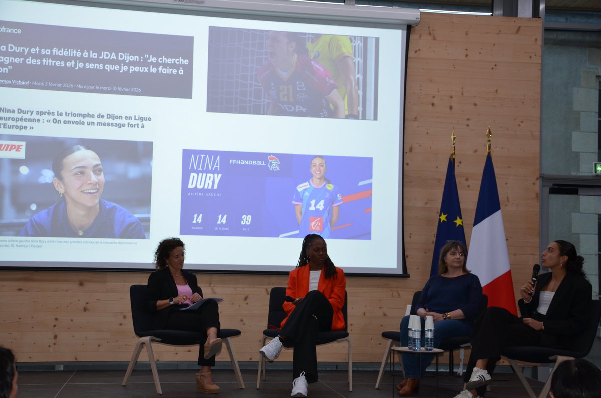 Prefet21_BFC's tweet photo. 🏆 Le sport féminin, un moteur pour le territoire !

À la Préfecture de la Côte-d’Or, la préfète Violaine Démaret a reçu mardi soir les joueuses de la @jdadijonhand, pour célébrer leur victoire en Final Cup en mai dernier.

Cette rencontre a également réuni sportives, dirigeantes, clubs professionnels et amateurs, représentants du mouvement sportif, collectivités et acteurs économiques autour d’un même objectif : faire du sport féminin un levier de confiance, de leadership et d’avenir pour la Côte-d’Or.

💬 Deux temps d’échanges ont permis de partager des expériences et des initiatives autour :
➡️ du sport comme facteur de confiance et d’émancipation, et de l’importance des rôles modèles pour les jeunes générations ;
➡️ des différentes façons d’investir dans le sport féminin : financement, visibilité, mentorat, réseaux, compétences, accompagnement des clubs et opportunités professionnelles.

Après l’accueil du Tour de France Femmes en Côte-d’Or et dans la dynamique engagée depuis les Jeux de Paris 2024, cette rencontre illustre la volonté de faire grandir durablement la place des femmes dans le sport, sur les terrains comme dans les responsabilités.

👏 Félicitations à la JDA Dijon Handball pour son parcours et merci à l’ensemble des acteurs mobilisés pour faire avancer le sport féminin sur le territoire !
