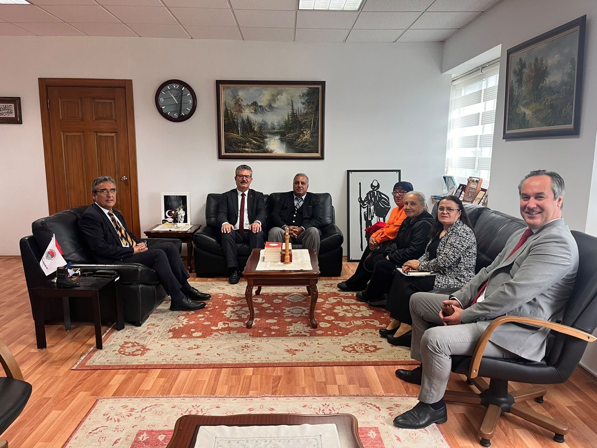 chptepebasiilce's tweet photo. CUMHURİYET HALK PARTİSİ TEPEBAŞI İLÇE BAŞKANLIĞI YÖNETİM KURULU OLARAK:
 30 Eylül 2026 Çarşamba günü saat 11.00'de Eskişehir Tepebaşı Kaymakamlığını ziyaret ettik. Bina girişinden itibaren tüm görevliler güler yüzlü ve görevlerini en iyi şekilde yapmak için görev başındaydı. https://t.co/jU7lKK6KsY