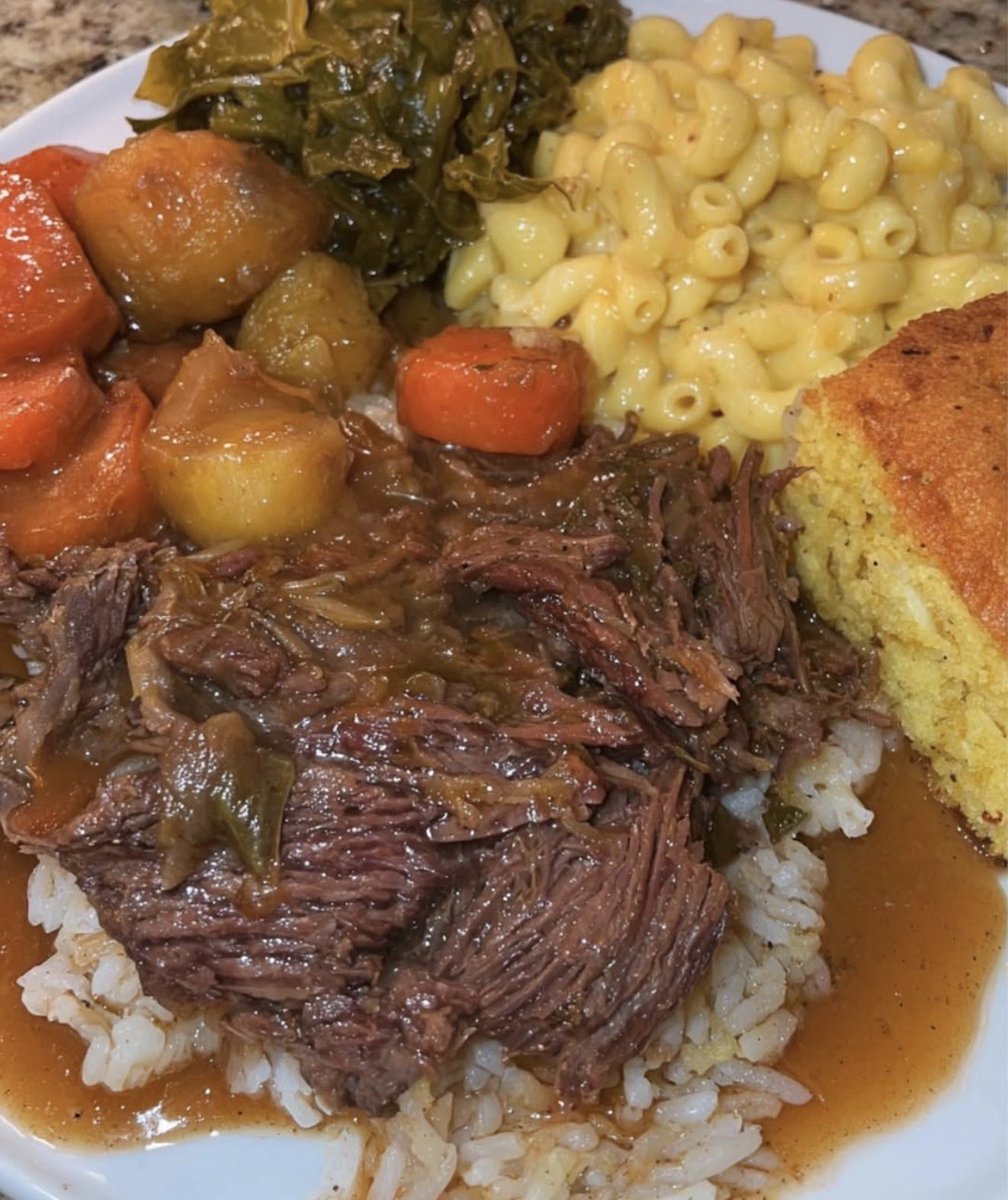 FoodPleaser's tweet photo. Slow Cooked Pot Roast Dinner 🥘 https://t.co/tH6iXFEtHf