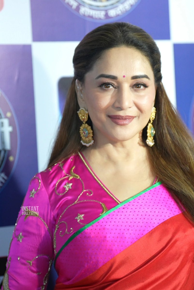instantbolly's tweet photo. Madhuri Dixit was spotted outside the KBC Marathi, looking stunning in a graceful saree. 😍✨

#madhuridixit #kbcmarathi #instantbollywood #gk https://t.co/QIlIUxcEOB