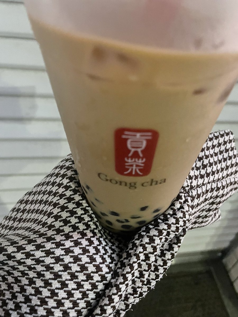 ayanenchosu's tweet photo. 黒糖烏龍ミルクティー(?)を飲みながら桃鉄してます(配信) https://t.co/Mp9ETBubRl