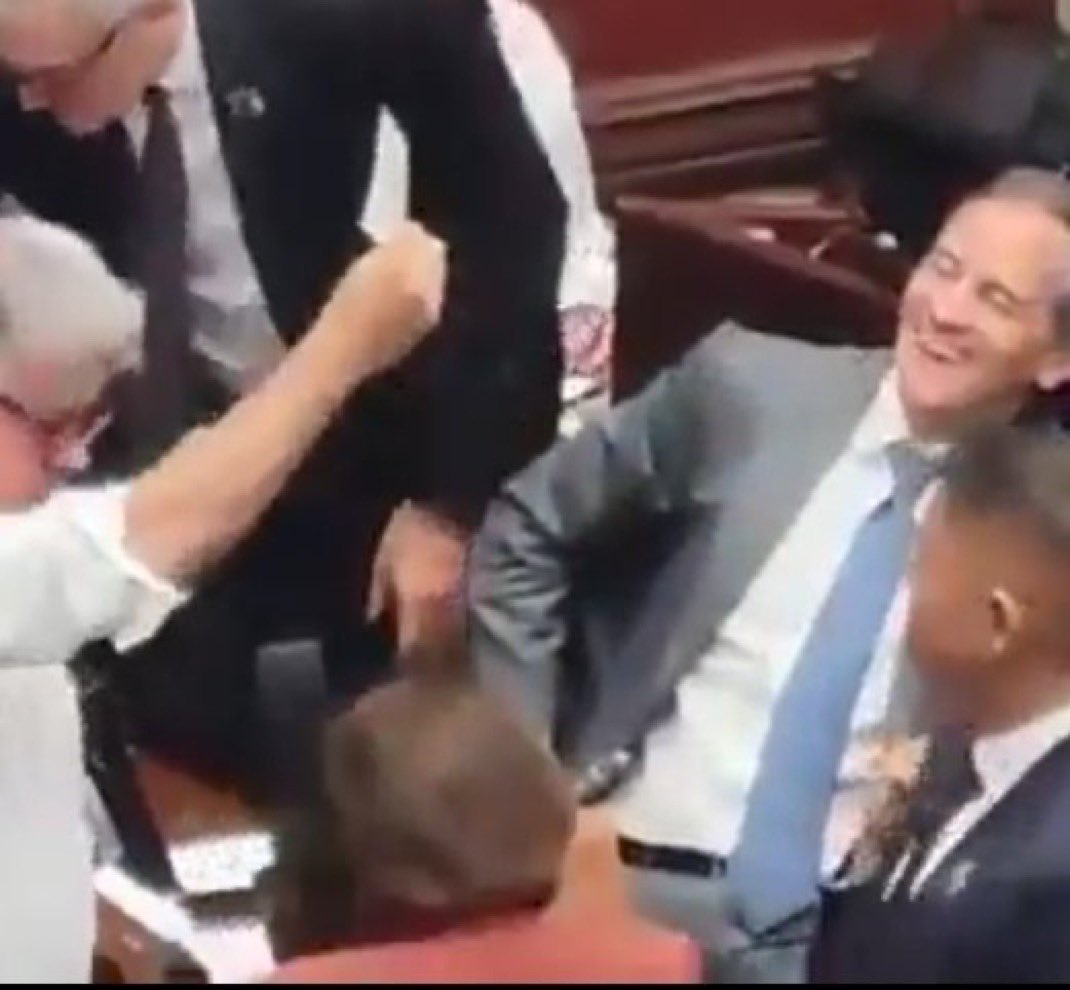 coherenciaporf's tweet photo. No hacemos acuerdos con @Enrique_GomezM, perooooooo… 

Dicen que una imagen vale más que mil palabras. https://t.co/FEvNuMII6M