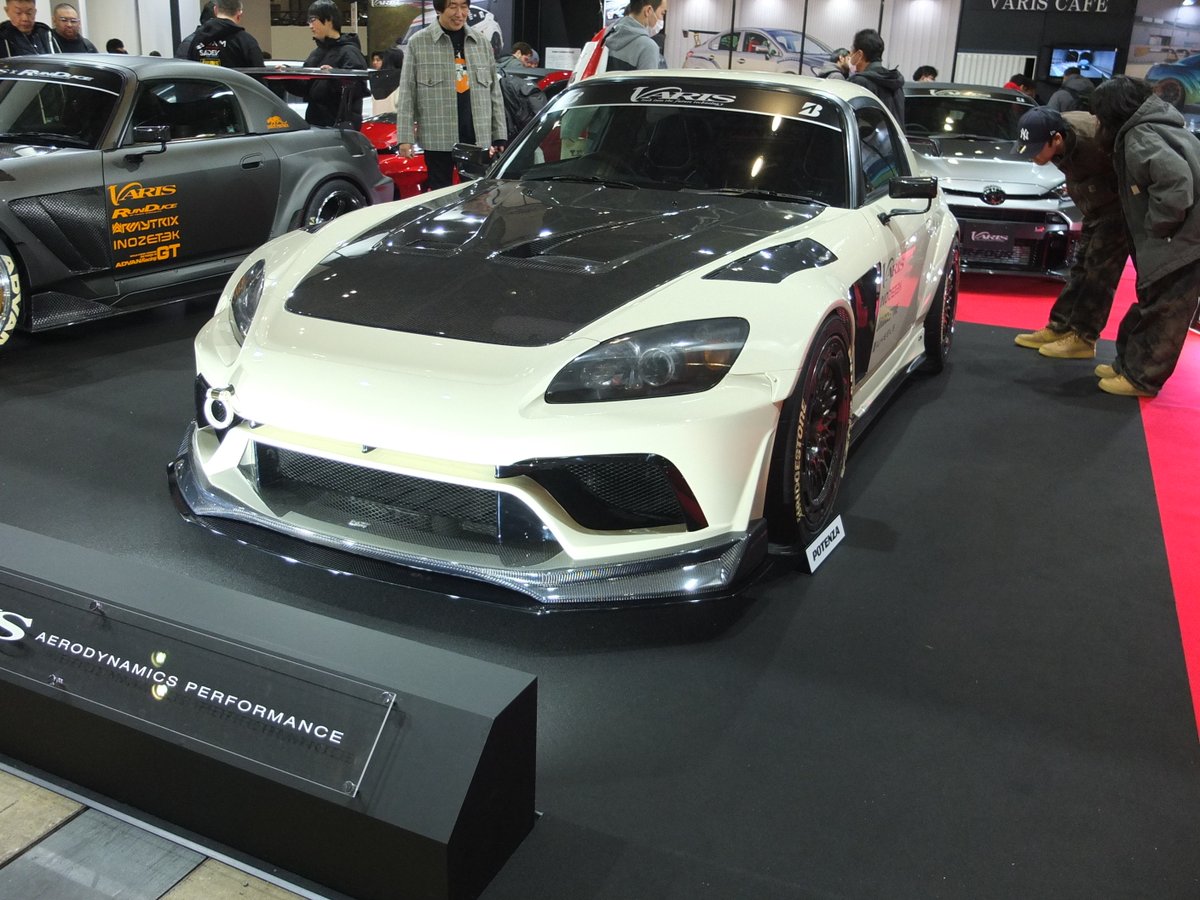 S2000_HONDA's tweet photo. 1/64の限界突破
🔥「Liomio Honda S2000 Varis ARISING-II」を入手🚗
複雑なフロント造形やワイドフェンダーの絶妙な張り出し、カーボン調パーツとのコントラストが見事に再現されています✨
実車写真と比較しても驚異のクオリティ。ミニカー好きにはたまらない1台です！ https://t.co/wFDRYavOGD