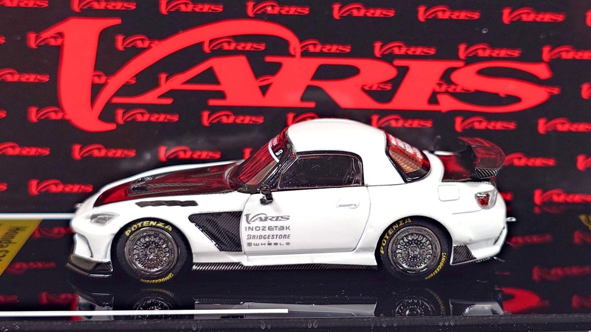S2000_HONDA's tweet photo. 1/64の限界突破
🔥「Liomio Honda S2000 Varis ARISING-II」を入手🚗
複雑なフロント造形やワイドフェンダーの絶妙な張り出し、カーボン調パーツとのコントラストが見事に再現されています✨
実車写真と比較しても驚異のクオリティ。ミニカー好きにはたまらない1台です！ https://t.co/wFDRYavOGD