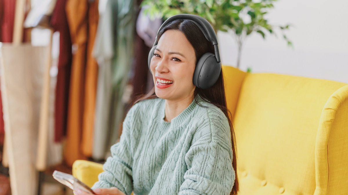 stufflistings's tweet photo. I feel like replaceable batteries should be standard in wireless headphones.

The new Logitech Zone Vibe Pro headset supports battery replacement, and its ear cushions can be swapped too.

It also has AI voice isolation, adaptive ANC and Bluetooth multipoint.

Priced at $259.99. Will try to test them ASAP.