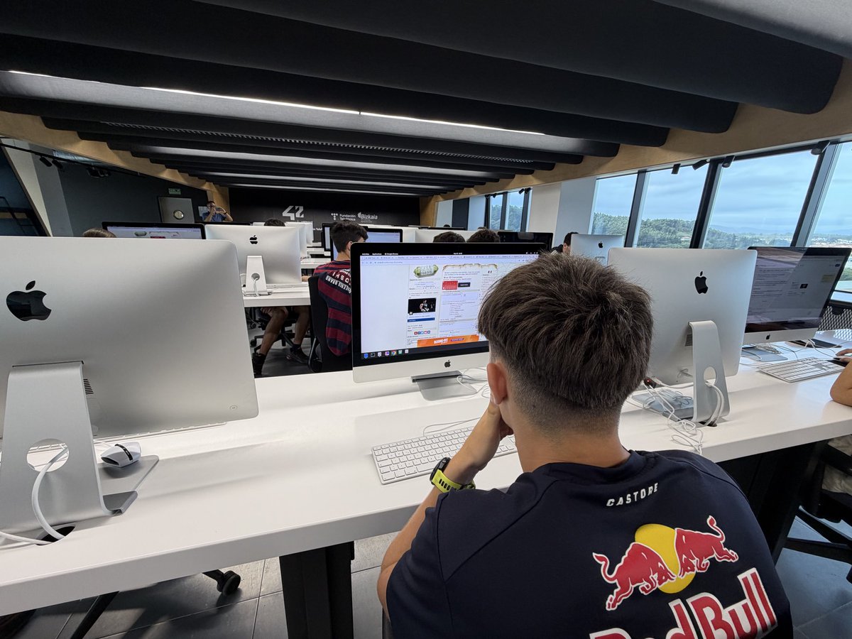 42UrdulizFTef's tweet photo. Hablamos de ciberseguridad en #42urdulizftef con estudiantes de @CFSomorrostro 🔐💻 Gracias por vuestra visita 🚀 Zibersegurtasunari buruz hitz egin dugu @CFSomorrostro -ko ikasleekin 🛡️📱 Eskerrik asko zuen bisitagatik

#ciberseguridad #zibersegurtasuna https://t.co/x58zbkoM8Z