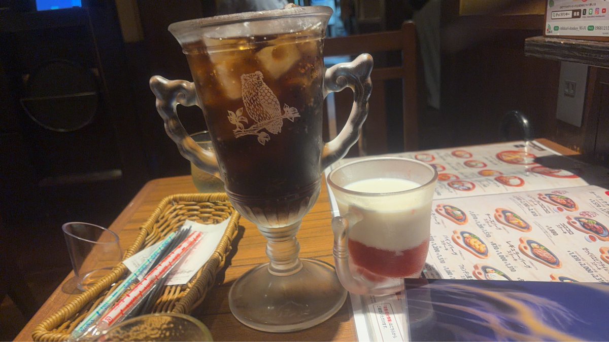 4xry0s's tweet photo. キチガイサイズの飲み物出てきて笑い止まらない、こんなでかいとは思わんやん https://t.co/klUqW5PuAc