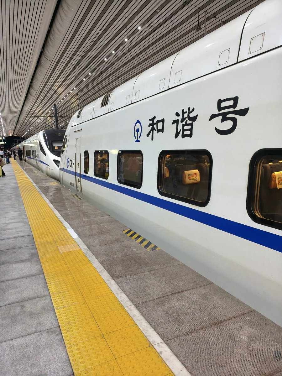 ribenzhan06's tweet photo. 車内はとても静かで、今の中国はこういう感じなのかと驚きました。一等車だったから、かもしれない。 https://t.co/xu2ILNGxP0