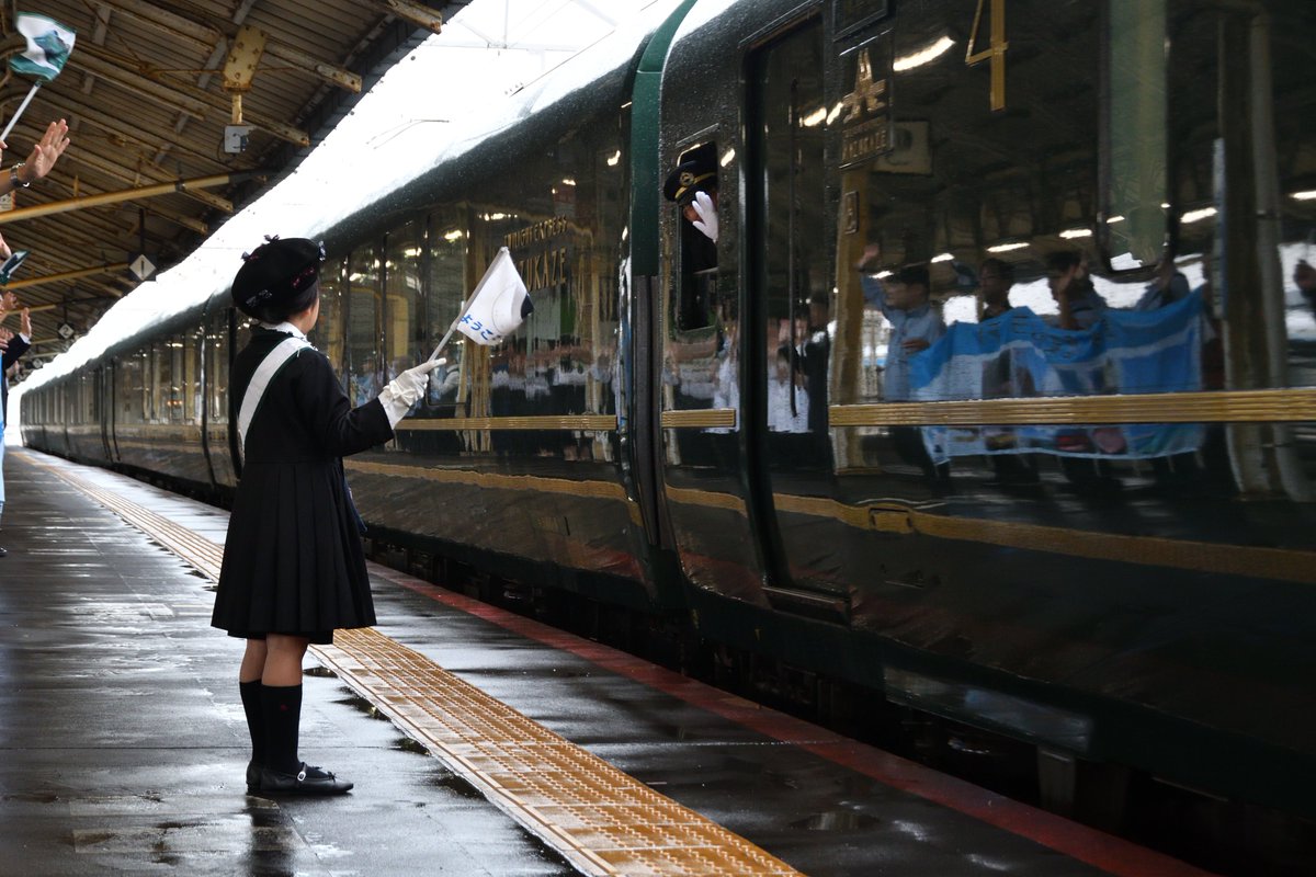 yu_mina_'s tweet photo. 【お知らせ】
本日をもって、下関駅名誉駅長の任期を満了し退任いたしました。2歳から約7年半、瑞風や観光列車を笑顔で見送るなかで、たくさんの温かい出会いに恵まれました。これまで応援してくださった皆様、本当にありがとうございました！これからも大好きな列車をずっと見守っていきます。 https://t.co/uKuT5IOWZn