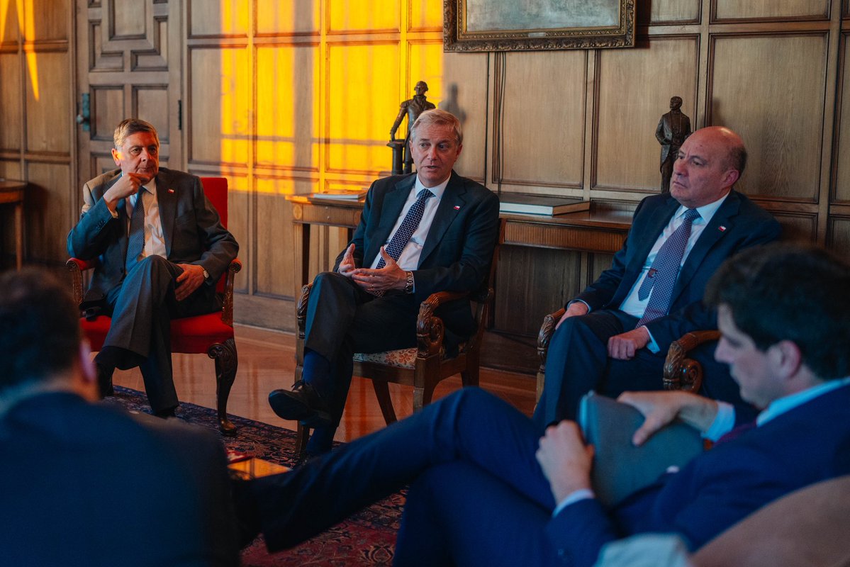 PresidenteKast's tweet photo. Junto a los Ministros, nos reunimos con Jefes de Bancada para discutir sobre la próxima presentación de la Ley de Presupuestos 2027 y las prioridades que tenemos como gobierno https://t.co/r5jTyTjiYs