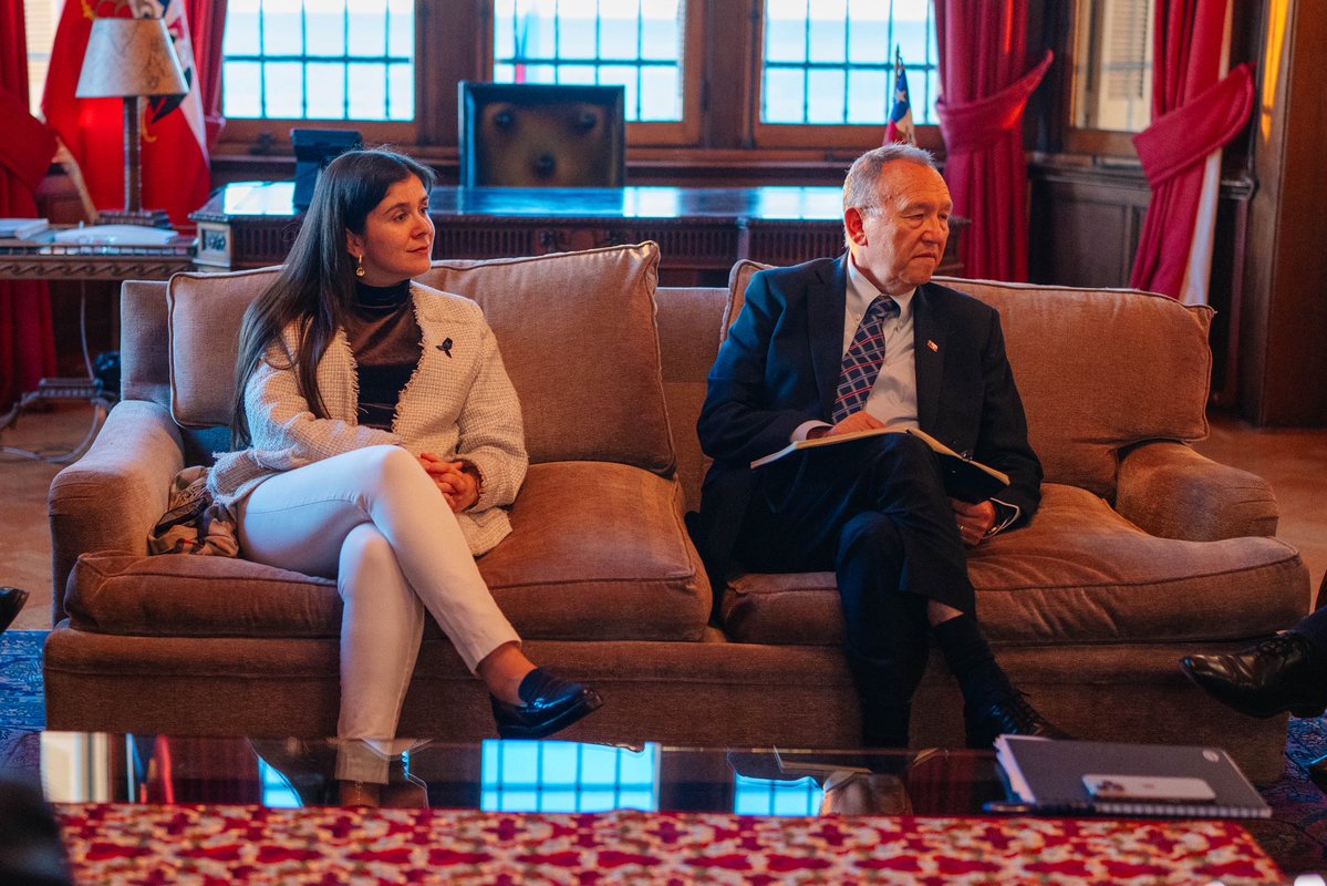 PresidenteKast's tweet photo. Junto a los Ministros, nos reunimos con Jefes de Bancada para discutir sobre la próxima presentación de la Ley de Presupuestos 2027 y las prioridades que tenemos como gobierno https://t.co/r5jTyTjiYs