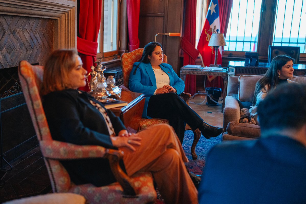 PresidenteKast's tweet photo. Junto a los Ministros, nos reunimos con Jefes de Bancada para discutir sobre la próxima presentación de la Ley de Presupuestos 2027 y las prioridades que tenemos como gobierno https://t.co/r5jTyTjiYs