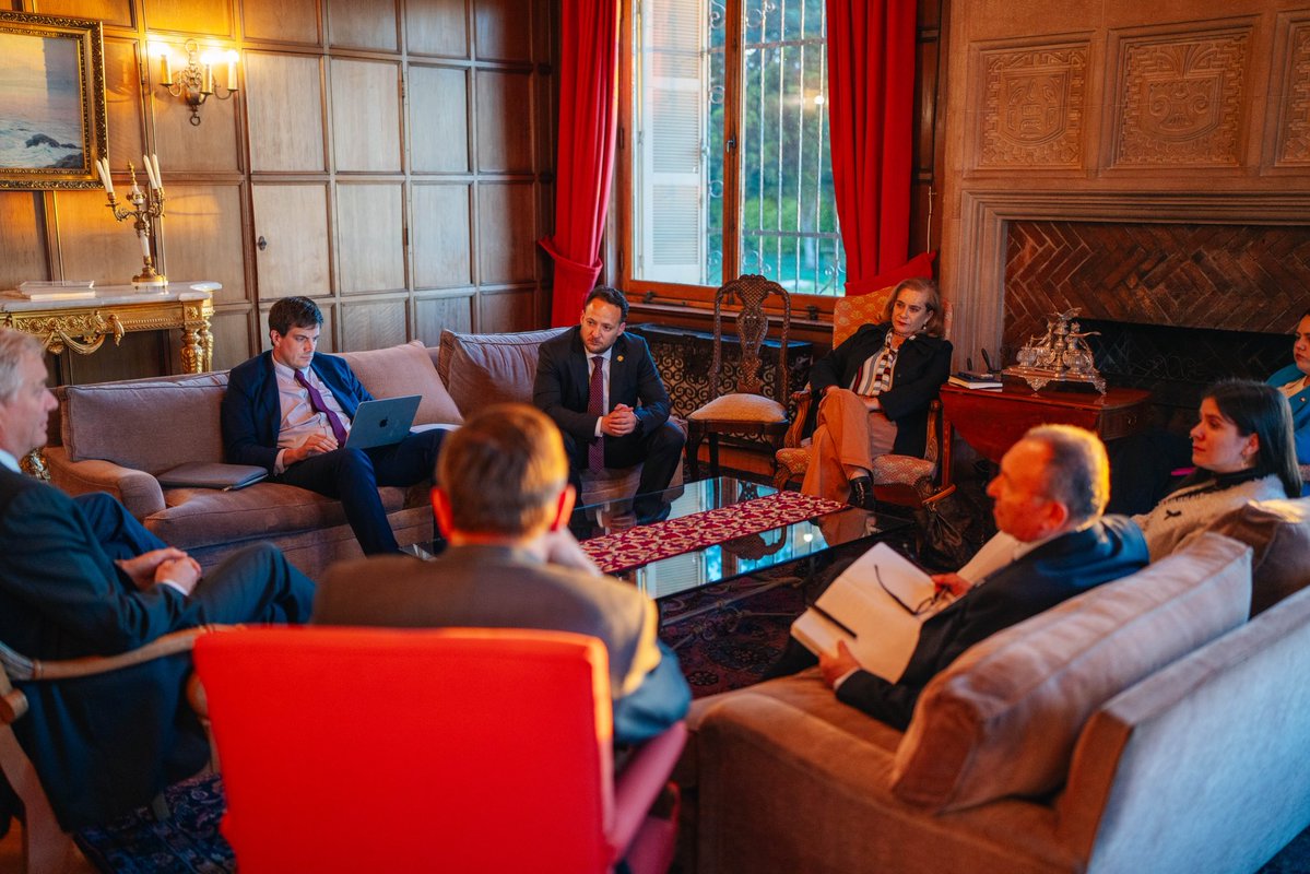 PresidenteKast's tweet photo. Junto a los Ministros, nos reunimos con Jefes de Bancada para discutir sobre la próxima presentación de la Ley de Presupuestos 2027 y las prioridades que tenemos como gobierno https://t.co/r5jTyTjiYs