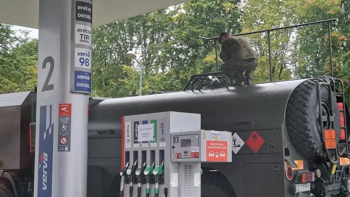 StanislawSabc's tweet photo. @KaziSmolinski To jeszcze pochwal się Smoliński jak to narażaliście bezpieczeństwo Polski naruszając nasze rezerwy strategiczne, żeby przez ostatnie pół roku rządów #PiS Paliwo Kosztowało Normalnie. https://t.co/wTzjZPkWih