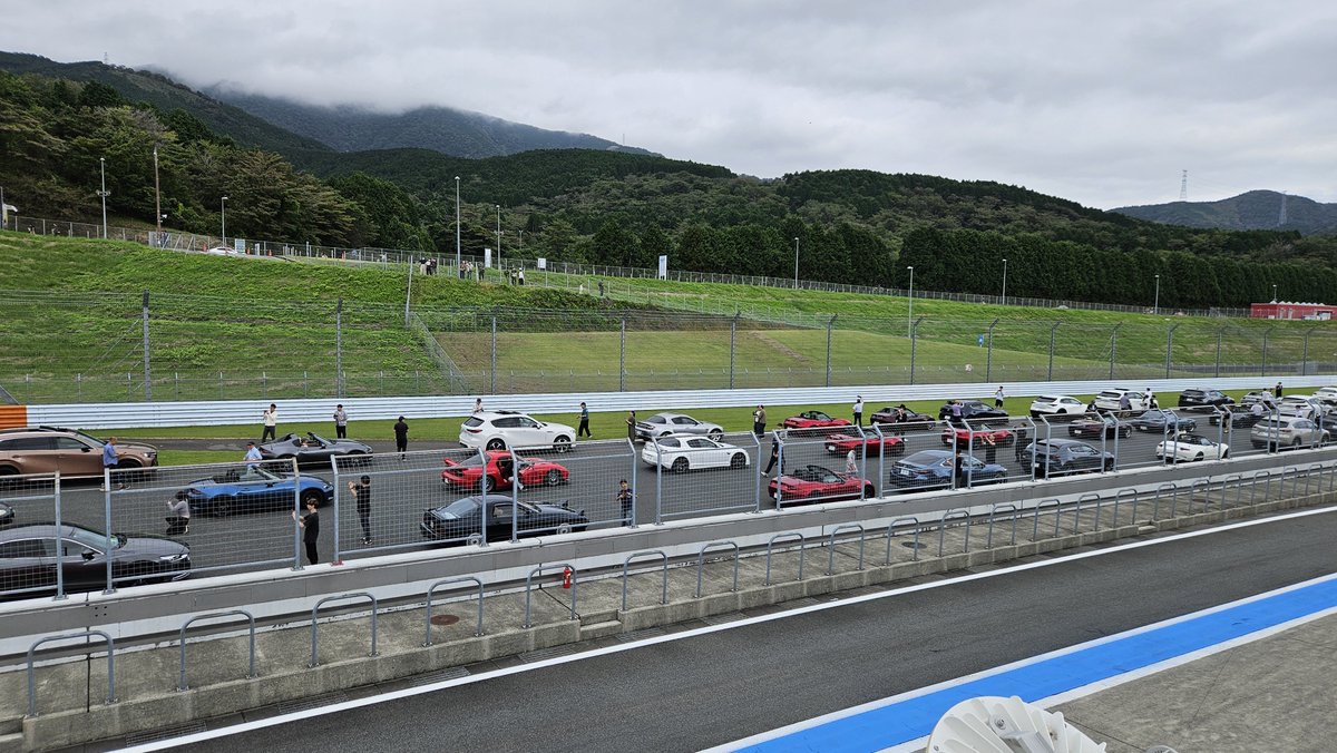 Ryobb5wv's tweet photo. フォロワーさんが少し増えたのでお知らせ
10/3のファンフェスタに参戦し、しかも16:20〜のパレードランに出ます！

ソウルレッドの3セダンのレトロスポーツなんて滅多にいないと思うので、もし見かけたら声かけてもらえると嬉しいです笑

画像は去年のです
#マツダファンフェスタ https://t.co/xHFpdcU0gh