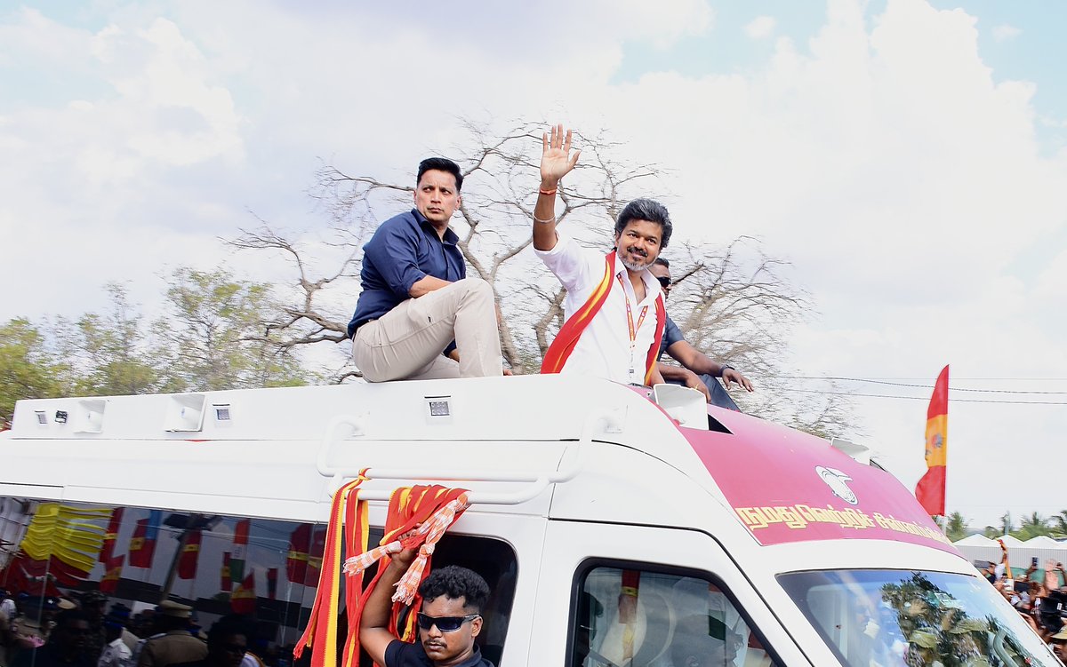 OfficeofminMRV's tweet photo. தாராபுரம் சட்டமன்றத் தொகுதி இடைத்தேர்தல் பரப்புரைக்கு வருகை புரிந்த எங்கள் இதய தளபதியை வருக! வருக!! என வரவேற்று மகிழ்கின்றோம்.
#TVK #CMJosephVijay‌ https://t.co/di174Cowuq