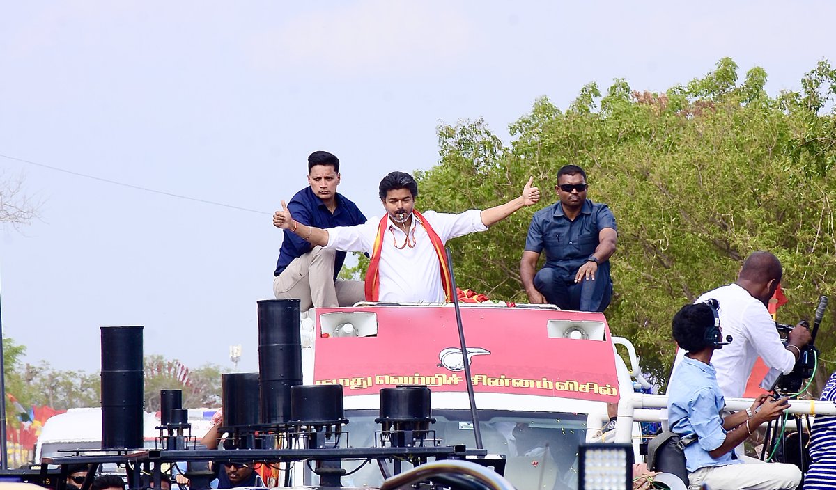 OfficeofminMRV's tweet photo. தாராபுரம் சட்டமன்றத் தொகுதி இடைத்தேர்தல் பரப்புரைக்கு வருகை புரிந்த எங்கள் இதய தளபதியை வருக! வருக!! என வரவேற்று மகிழ்கின்றோம்.
#TVK #CMJosephVijay‌ https://t.co/di174Cowuq