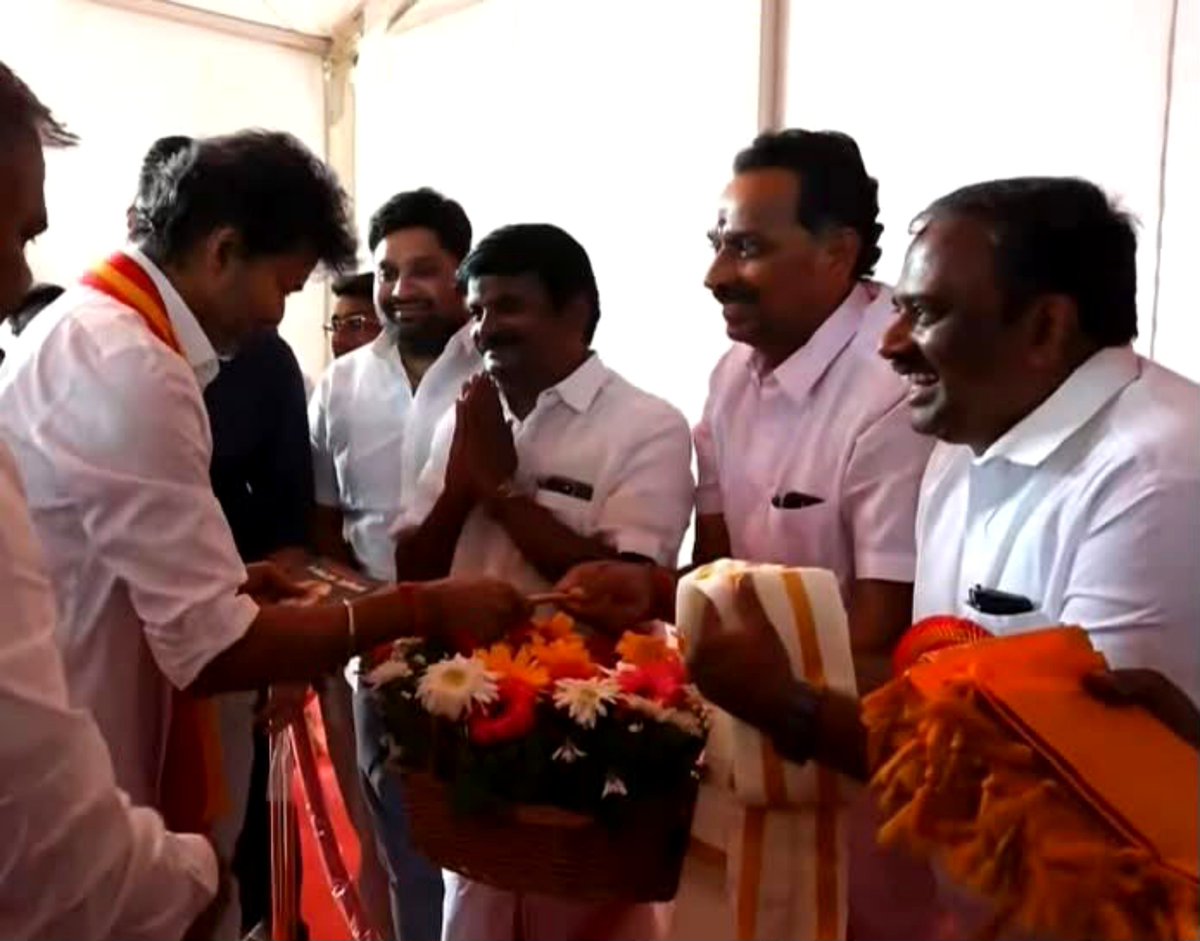 OfficeofminMRV's tweet photo. தாராபுரம் சட்டமன்றத் தொகுதி இடைத்தேர்தல் பரப்புரைக்கு வருகை புரிந்த எங்கள் இதய தளபதியை வருக! வருக!! என வரவேற்று மகிழ்கின்றோம்.
#TVK #CMJosephVijay‌ https://t.co/di174Cowuq