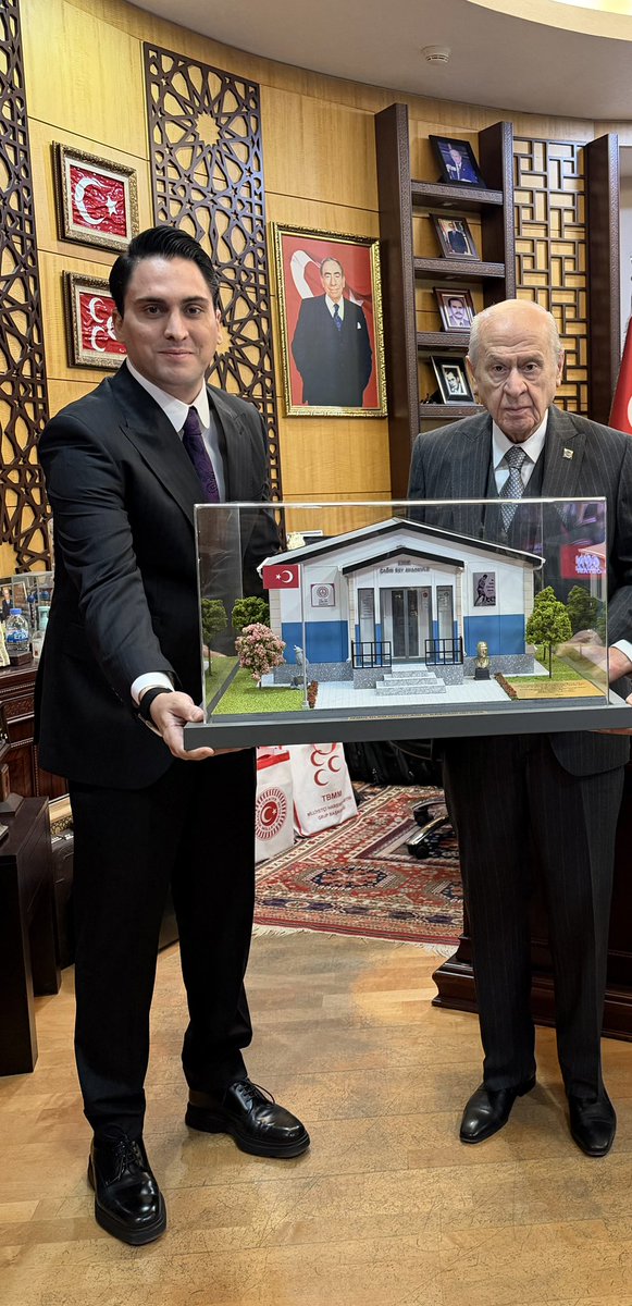 burakkilictc's tweet photo. Asrımızın İlteriş Kağan’ı; liderimiz, babamız ve büyüğümüz Sayın Devlet Bahçeli Beyefendi’yi ziyaret ederek emir ve talimatlarını aldık.

Kınık ilçemizin Bağalan köyünde, zatıalilerinin adını verdiği Çağrı Bey Anaokulumuzun birebir maketini kendilerine takdim ettik.

Gösterdikleri istikamette, Türk milletine hizmet yolunda aynı inanç ve kararlılıkla yürümeye devam edeceğiz.

Bir ömür sadakatle emrindeyiz.