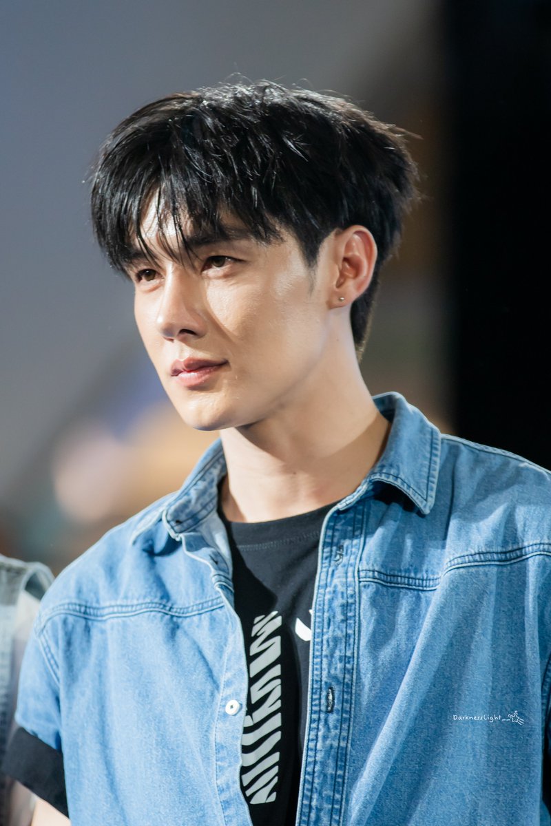 DarknessLight__'s tweet photo. พี่พระเอก พี่นักบอล พี่นายแบบ เอาอยู่ทั้งหมด

GOLDENZEBRA X TEEHENG

#RobinsonSuperJeansWeekXTeeHeng
#TeeBoonyakait @Tee_wongsajaem https://t.co/T2PRkZCD0x
