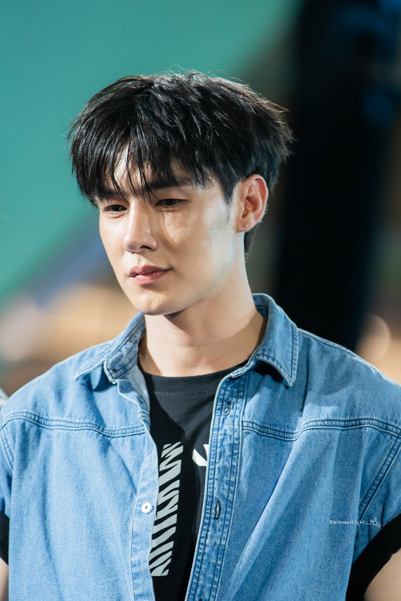 DarknessLight__'s tweet photo. พี่พระเอก พี่นักบอล พี่นายแบบ เอาอยู่ทั้งหมด

GOLDENZEBRA X TEEHENG

#RobinsonSuperJeansWeekXTeeHeng
#TeeBoonyakait @Tee_wongsajaem https://t.co/T2PRkZCD0x