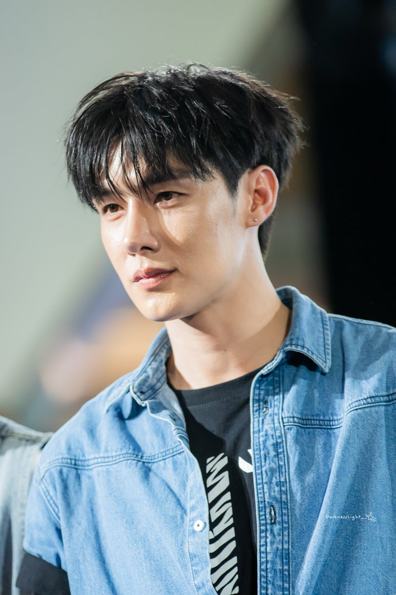 DarknessLight__'s tweet photo. พี่พระเอก พี่นักบอล พี่นายแบบ เอาอยู่ทั้งหมด

GOLDENZEBRA X TEEHENG

#RobinsonSuperJeansWeekXTeeHeng
#TeeBoonyakait @Tee_wongsajaem https://t.co/T2PRkZCD0x