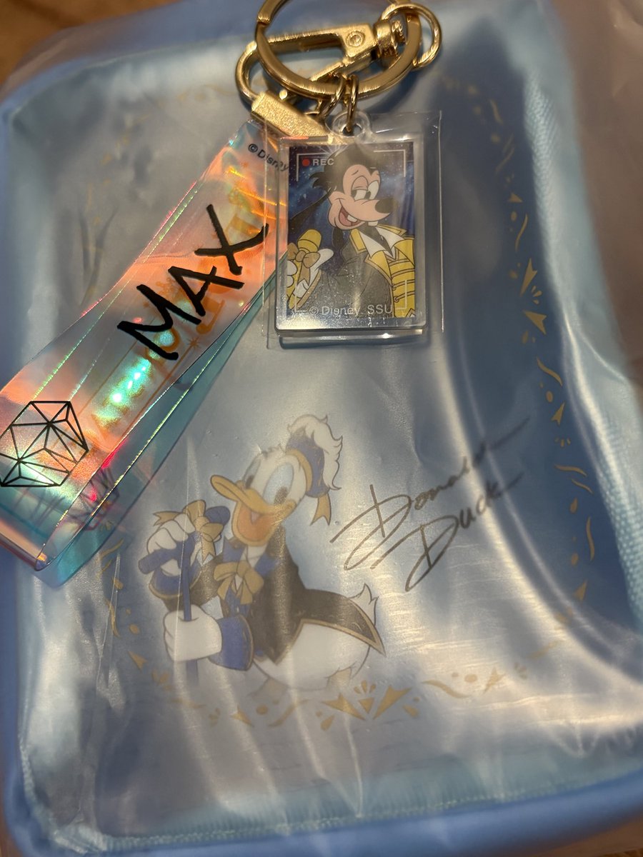 beni20190503's tweet photo. 銀テープチャレンジ…やっと引けたー!!ヽ(´▽`)/しかもマックスまだ残ってたーー!!ヽ(´▽`)/🎉
まだ他の賞も沢山残ってて、G賞は残り5だったから、もう厳しいかなって思ったけど…無事にGETできたぁぁぁ!!
ついでに(?)初ポーチも出たからドナさんもGET🤭
#Happyくじ
#IDOLONSTAGE https://t.co/88epDO6eQe