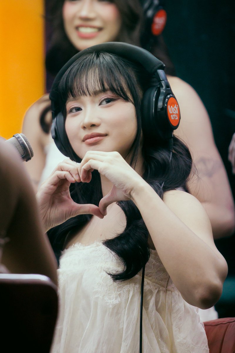 HoshiNoFilm's tweet photo. Dami ko photo ni Lex, yan lang pumasok sa cut-off 🤣 

F THAT REFLECTION 🥲
「#KAIA_ALEXA🐉」
『KAIA onWish』
🗓️ 09.25.2026 - Centris

FALL INTO THE WISH BUS
#KAIA #hulogbykaia #KAIAonWishBus 
@KAIAOfficialPH https://t.co/KgaXZ7FrXY
