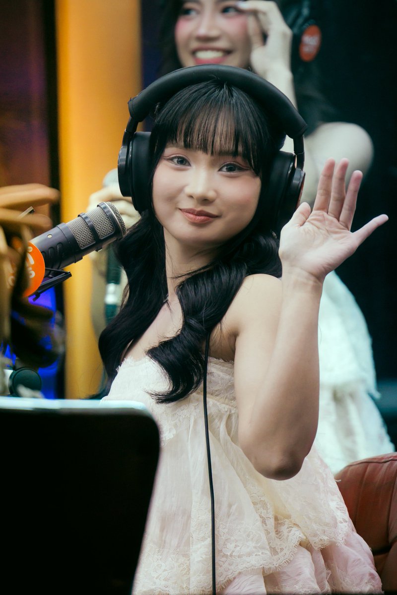 HoshiNoFilm's tweet photo. Dami ko photo ni Lex, yan lang pumasok sa cut-off 🤣 

F THAT REFLECTION 🥲
「#KAIA_ALEXA🐉」
『KAIA onWish』
🗓️ 09.25.2026 - Centris

FALL INTO THE WISH BUS
#KAIA #hulogbykaia #KAIAonWishBus 
@KAIAOfficialPH https://t.co/KgaXZ7FrXY