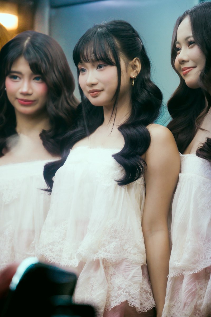 HoshiNoFilm's tweet photo. Dami ko photo ni Lex, yan lang pumasok sa cut-off 🤣 

F THAT REFLECTION 🥲
「#KAIA_ALEXA🐉」
『KAIA onWish』
🗓️ 09.25.2026 - Centris

FALL INTO THE WISH BUS
#KAIA #hulogbykaia #KAIAonWishBus 
@KAIAOfficialPH https://t.co/KgaXZ7FrXY